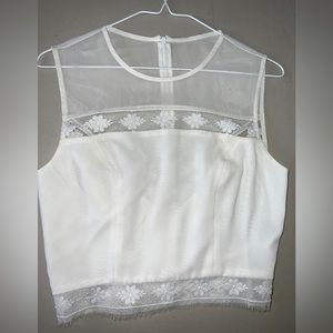 🌻 White Floral Lace Crop Top